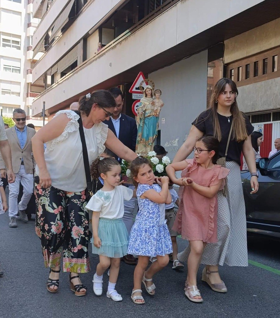 Procesión infantil con la Virgen